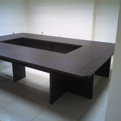 Конферец-стол для переговоров под размер комнаты.