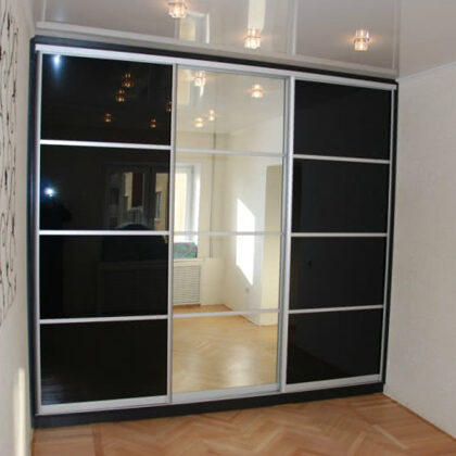 Шкаф-купе зеркало в комбинации с крашенным стеклом Лакобель (Lacobel)