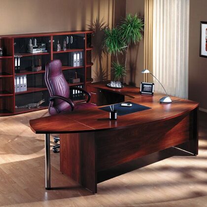 Стол, шкафы, приставные столы, место руководителя.