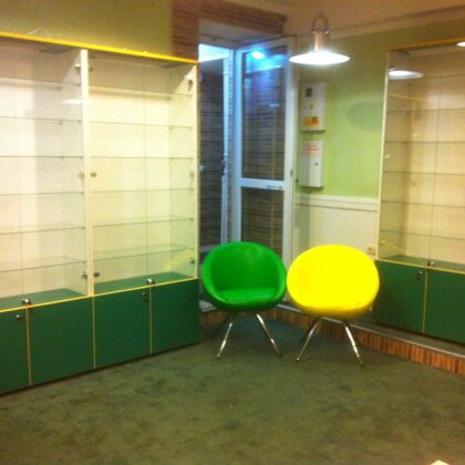 Шкафы застекленные с подсветкой в корпоративных цветах.