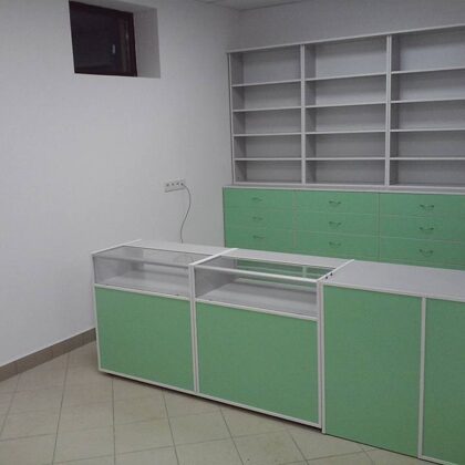 Мебель для магазинов, витрины, шкафы с полками, ящики.