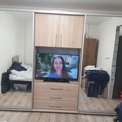 Зеркальный шкаф-купе с местом под телевизор