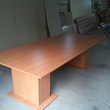 Конференционный стол, стол для переговоров под заказ.