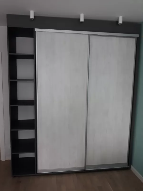 Шкаф купе со стеллажом